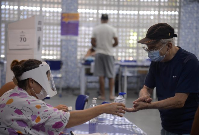 Eleitores do Rio de Janeiro votam para prefeito no segundo turno das eleições de 2020