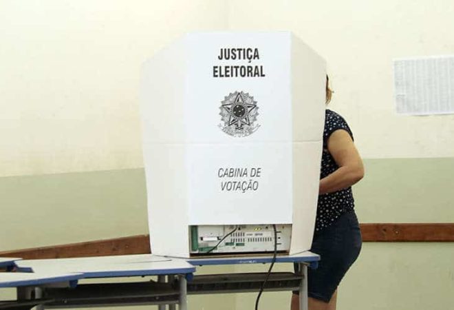 eleitores-votacao-eleicao-cabine-de-votacao-urna-eletronica