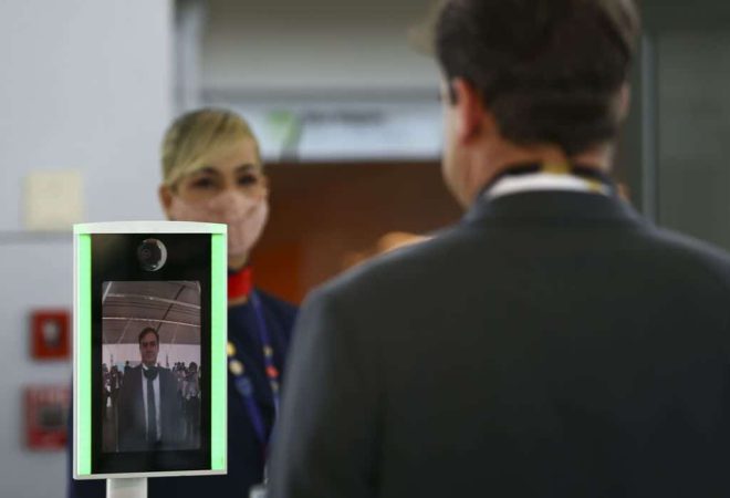 Passageiros testam o Embarque + Seguro, programa de reconhecimento facial para embarque em aeroportos.