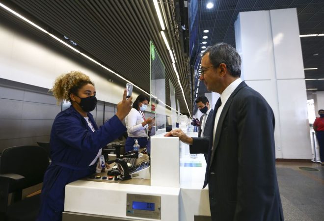Passageiros testam o Embarque + Seguro, programa de reconhecimento facial para embarque em aeroportos.