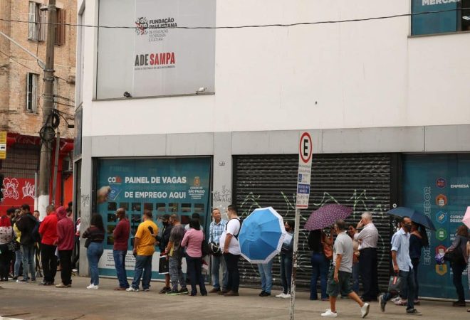 Fila no mutirão de emprego realizado pela Prefeitura de São Paulo no Cate Central da Avenida Rio Branco.