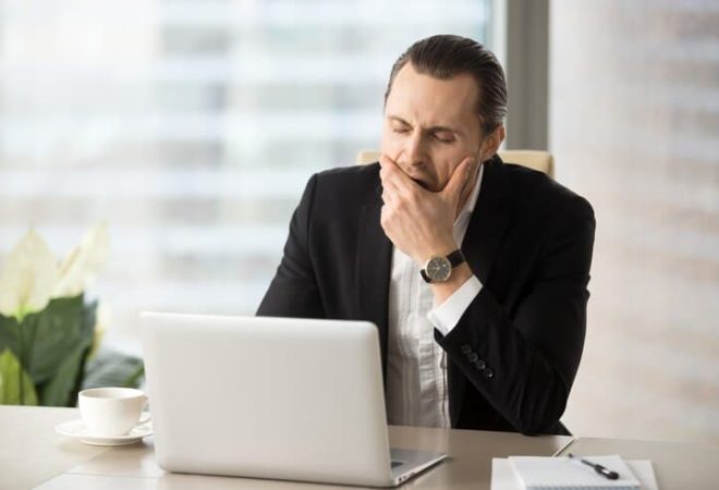 empresario-luchando-contra-somnolencia-trabajo_1163-5454