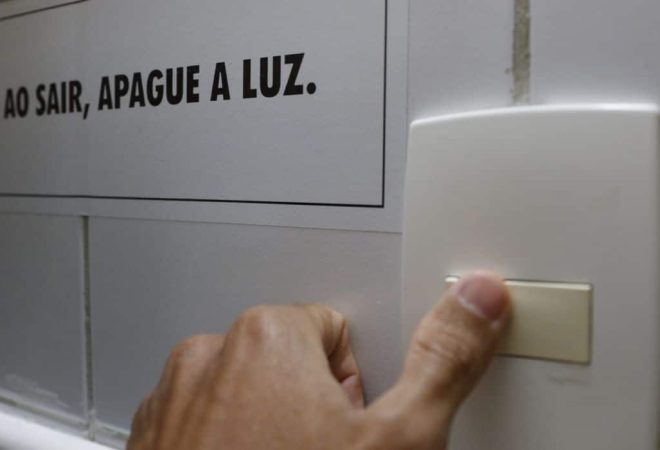 Rio de Janeiro - Consumo de energia elétrica, lâmpada e interruptor de luz. (Fernando Frazão/Agência Brasil)