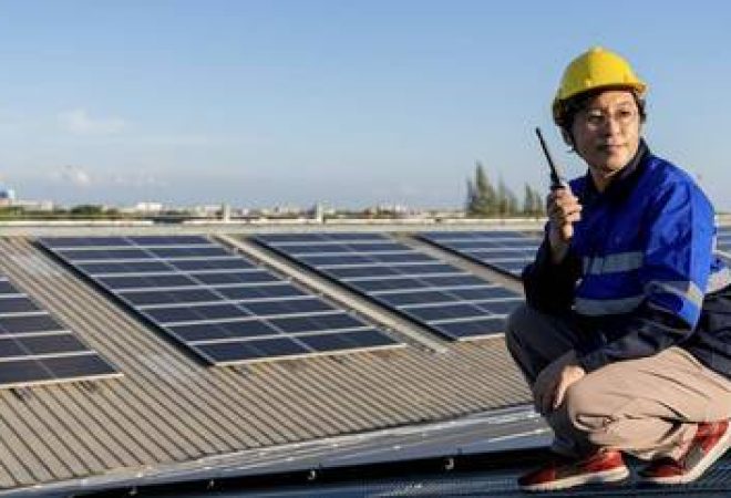 engenheiro-ajusta-instalacao-de-paineis-fotovoltaicos-em-telhado-21062022163409927