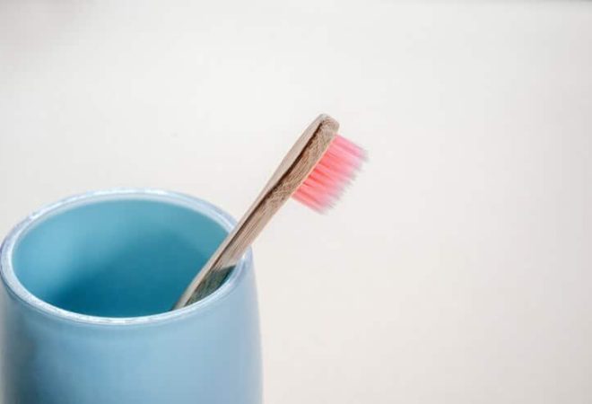 escova-de-dente-de-bambu-ecologica-rosa-em-um-copo-azul-closeup-com-espaco-de-copia-atendimento-odontologico-com-conceito-de-desperdicio-zero_294132-818 (1)