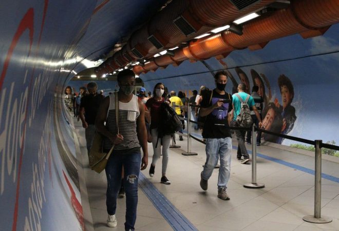 São Paulo - Usuários do transporte público na passagem subterrânea entre as estações Consolação e Paulista do metrô durante a fase emergencial da pandemia de covid-19.