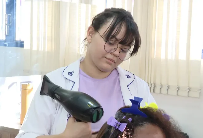 estudante_em_curso_de_cabeleireiro_do_senac