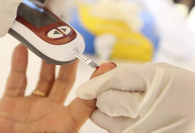 Brasília - Cidadãos fazem exames de pressão e glicemia durante mutirão de atendimento e de orientação jurídica para esclarecer dúvidas dos cidadãos que sofrem com a saúde pública ou com problemas nos planos de saúde (Marcelo Camargo/Agência Brasil)