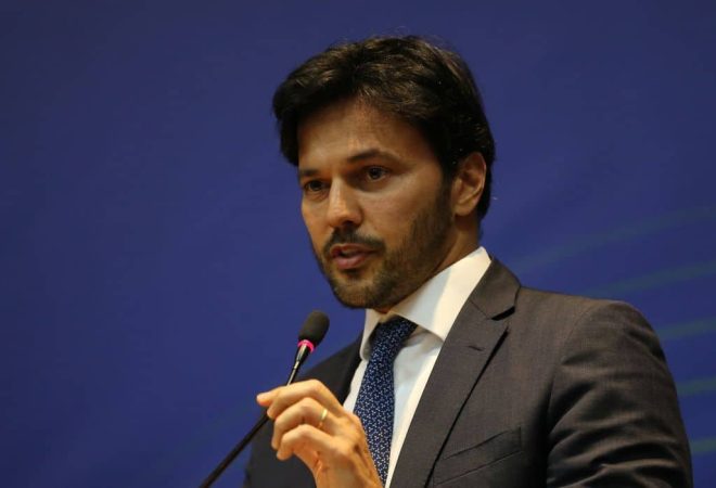 O ministro das Comunicações, Fábio Faria, discursa durante a cerimônia de comemoração aos 20 Anos do Fundo para o Desenvolvimento Tecnológico das Telecomunicações (Funttel), no Ministério das Comunicações.