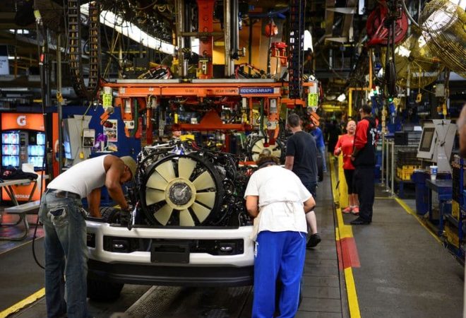 Trabalhadores montam um caminhão Ford na nova fábrica de caminhões da Ford em Louisville, Kentucky, EUA, 30 de setembro de 2016. REUTERS/Bryan Woolston