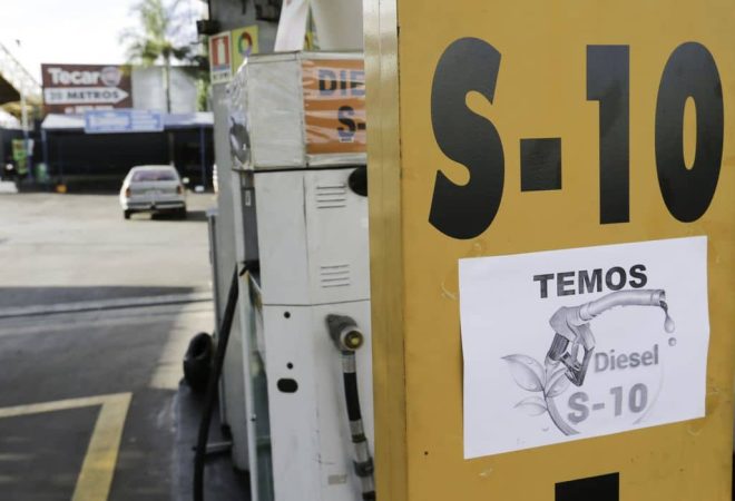 Motoristas formam fila à espera de combustível. Nos postos visitados, apenas havia diesel S10.