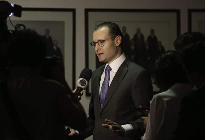 Cristiano Zanin, advogado de Lula durante entrevista coletiva após o julgamento do pedido de registro de candidatura de Luiz Inácio Lula da Silva para a presidência da República nas eleições de outubro, no TSE.