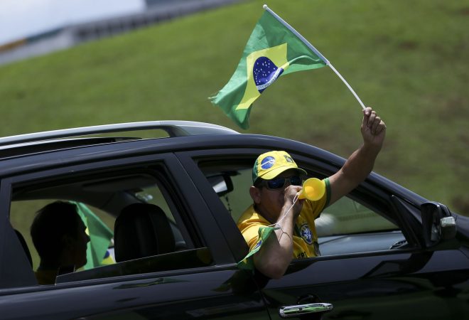 Brasilia DF 27 10 2018 Manifestantes fazem ato em apoio a Bolsonaro, no Eixo Monumental Apoiadores do candidato à Presidência da República, Jair Bolsonaro fazem carreata na região central de Brasília.Marcelo Camargo/Ag. Brasil