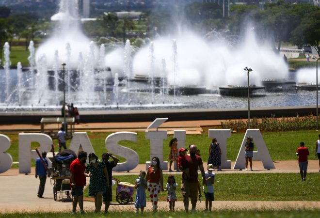 Brasilienses aproveitam feriado de carnaval com sol e calor.