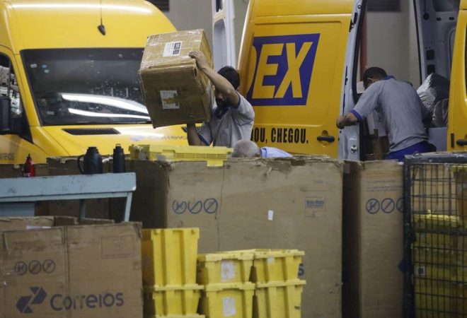 Movimento no Centro de Tratamento de Encomendas dos Correios, em Benfica