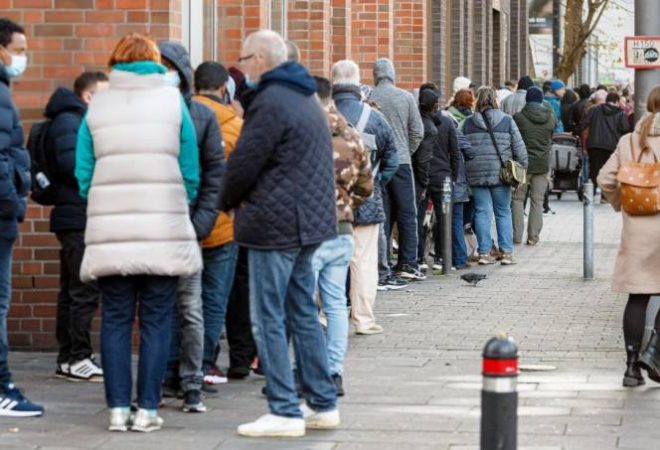 fila-de-vacinacao-em-Hamburgo-Alemanha
