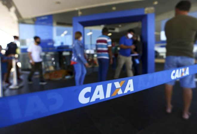 Fila para entrada em agência da Caixa, em Brasília.