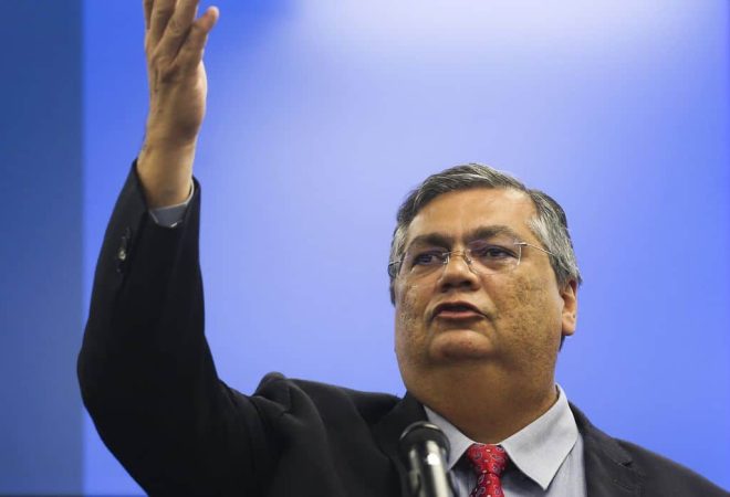 O ministro da Justiça e Segurança, Flávio Dino, fala à imprensa  no Palácio da Justiça