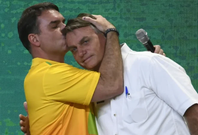 flavio e jair bolsonaro