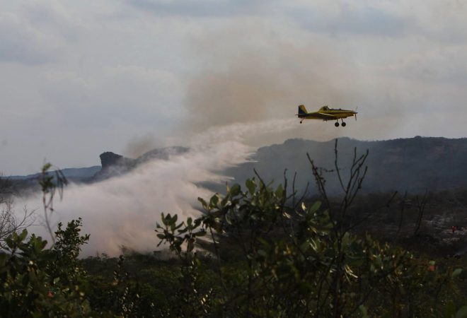 Chapada Diamantina BA 11 10 2020 A atuação dos bombeiros militares no combate aos incêndios na região da Chapada Diamantina chegou ao sexto dia consecutivo neste domingo (11). O Corpo de Bombeiros da Bahia tem 37 profissionais trabalhando para conter o avanço das chamas. O trabalho tem alcançado resultados positivos e, neste domingo, o incêndio está controlado, apenas com pequenos focos.O Governo do Estado viabilizou o envio de seis aviões air tractor, por meio do programa Bahia Sem Fogo, para que fossem utilizados no combate aos incêndios. Cada aeronave tem capacidade para transportar até dois mil litros de água que são despejados, em apenas dois segundos, nas áreas que foram previamente identificadas e monitoradas pelos bombeiros, brigadistas e órgãos ambientais.foto Paula Froes GOVBA