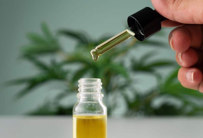 folha_de_canhamo_de_cannabis_sativa_legalizada_e_recipiente_de_oleo_cbd_com_tampa_conta_gotas_1_7572149f62