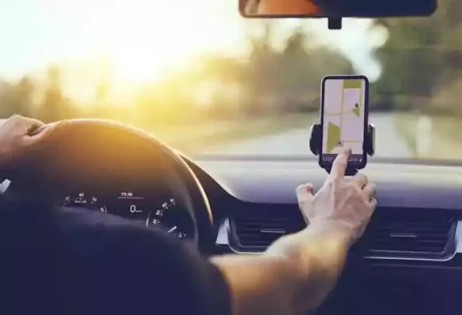 foto-ilustrativa-de-um-motorista-olhando-aplicativo-em-um-celular_1_46988