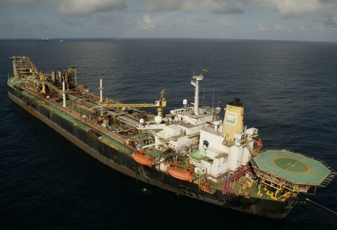 A Petrobras concluiu nesta sexta-feira (07) o leilão que vai permitir a empresa romper mais uma fronteira na indústria de exploração de petróleo.
A Gerdau S.A. –que atua em áreas como mineração, produção de aço e reciclagem de metal – em parceria com o estaleiro Ecovix, arrematou a plataforma de exploração P-32, para que seja submetida ao processo de descomissionamento – uma forma de reciclagem da estrutura, mitigando impactos ambientais. Foto: Petrobras/Divulgação