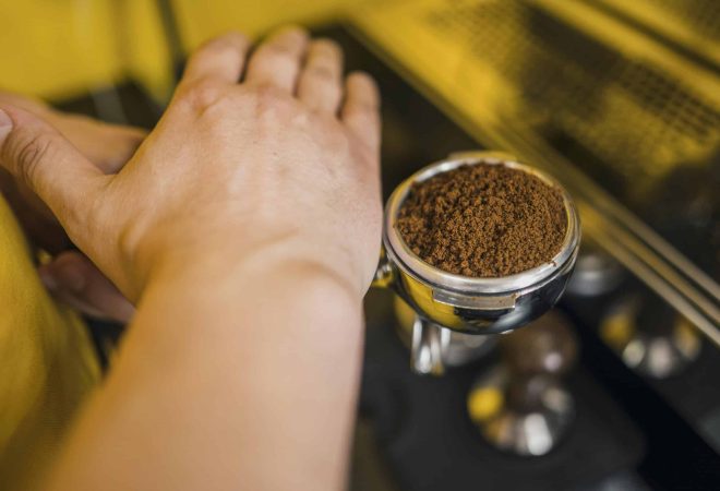 freepik-barista-leveling-coffee-level-machine