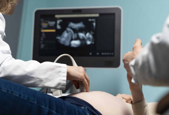 freepik_gynecologist-performing-ultrasound-consultation