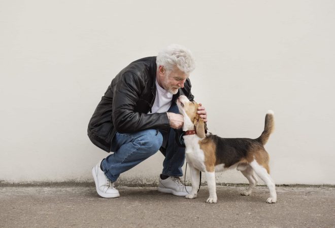 freepik_idoso-com-seu-cachorro