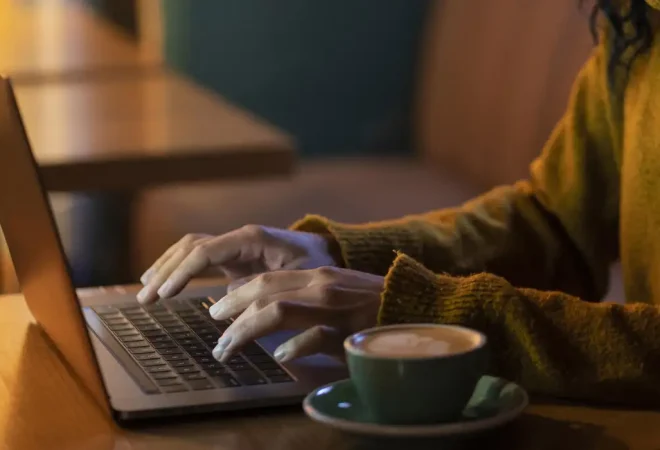 freepik_mulher-de-lado-trabalhando-em-seu-laptop-em-uma-cafeteria