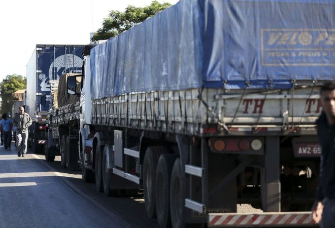 Caminhoneiros fazem protesto contra a alta no preço dos combustíveis na BR-040, próximo a Brasília.
