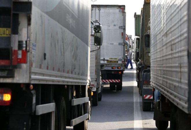 Paralização de caminhoneiros na Rodovia Presidente Dutra.