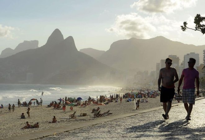 No dia mais frio do ano, cariocas e turistas vão à praia no Rio de Janeiro