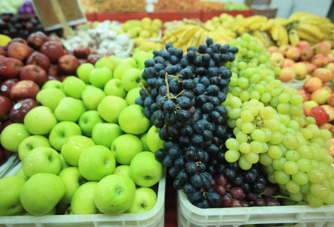 Começou na madrugada desta quinta-feira, 21, e vai até o dia 24, o Varejo Natalino da Central de Abastecimento do Pará (Ceasa). Cerca de 30 produtos variados, entre frutas, legumes, verduras e produtos natalinos importados, vindos da Argentina, Chile e Portugal, dentre outros países, estarão à venda no mercado central da Ceasa, com preços até 30% mais baratos do que os praticados na rede varejista de Belém.
FOTO: THIAGO GOMES / AGÊNCIA PARÁ
DATA: 21.12.2017
BELÉM - PARÁ