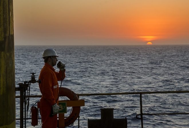 Homem a bordo do navio de produção FPSO P-47