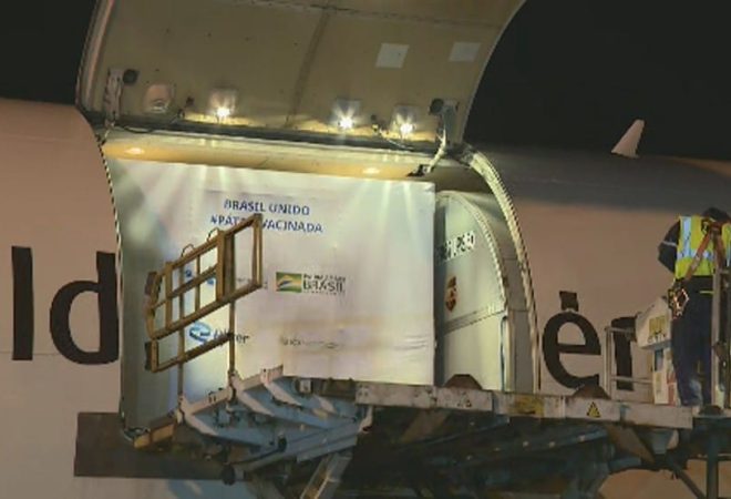 g1-descarregando-aviao-vacina-dois