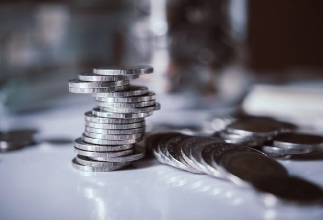 garrafas-de-dinheiro-com-moedas-em-salvar-o-conceito-de-dinheiro_1150-12567
