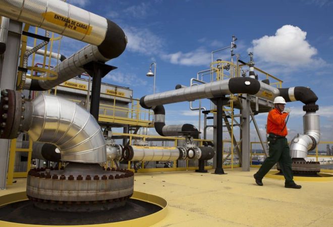 Homem trabalhando na Unidade de Tratamento de Gasolina e Diminuição de Enxofre na Refinaria Duque de Caxias - REDUC