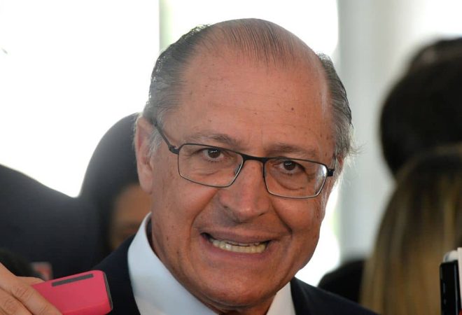 O governador de São Paulo, Geraldo Alckmim, fala à imprensa após audiência com a presidenta Dilma Rousseff, no Palácio do Planalto (Wilson Dias/Agência Brasil)
