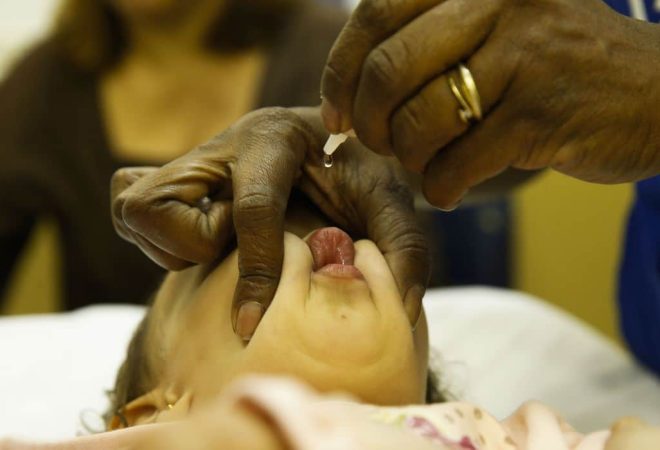 Crianças com idade entre 1 ano e menores de 5 são vacinadas no posto de saúde Heitor Beltrão, na Tijuca, zona norte do Rio, para receber a dose contra a pólio e contra o sarampo.
