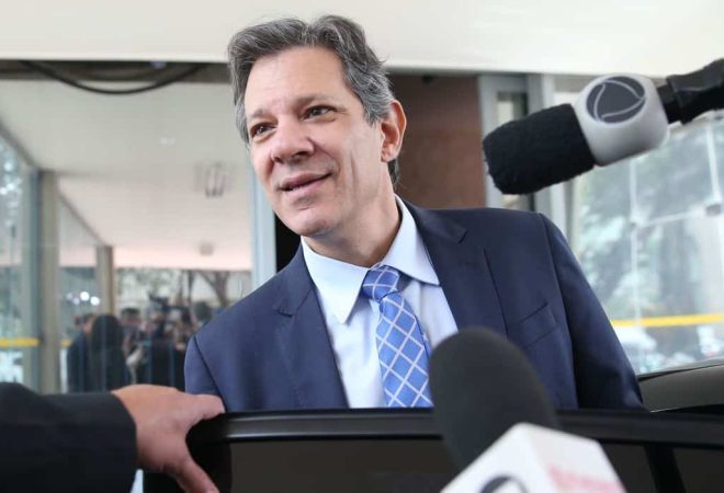 Brasília (DF), 08/03/2023 - O ministro da Fazenda, Fernando Haddad, fala com a imprensa ao deixar o ministério