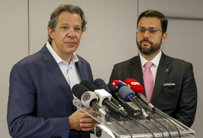 São Paulo (SP) 20/10/2023 - Ministro da Fazenda, Fernando Haddad, fala à imprensa ao lado do Presidente da CVM João Pedro Nascimento (Fora do quadro), sobre resolução relacionada ao Plano de Transformação Ecológica.
Foto: Paulo Pinto/Agência Brasil