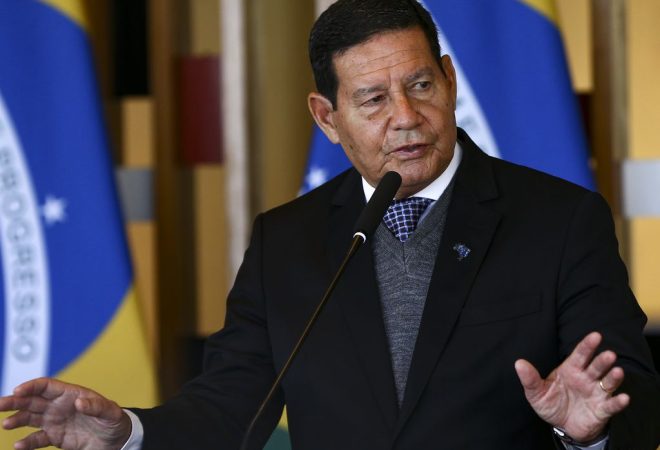 O vice-presidente da República, Hamilton Mourão, durante entrevista coletiva após a VI Sessão Plenária da Comissão Sino-Brasileira de Alto Nível de Concertação e Cooperação (COSBAN), no Palácio Itamaraty.