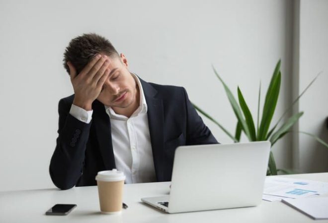 hombre-negocios-milenio-frustrado-que-tiene-fuerte-dolor-cabeza-cansado-trabajo-portatil_1163-4661