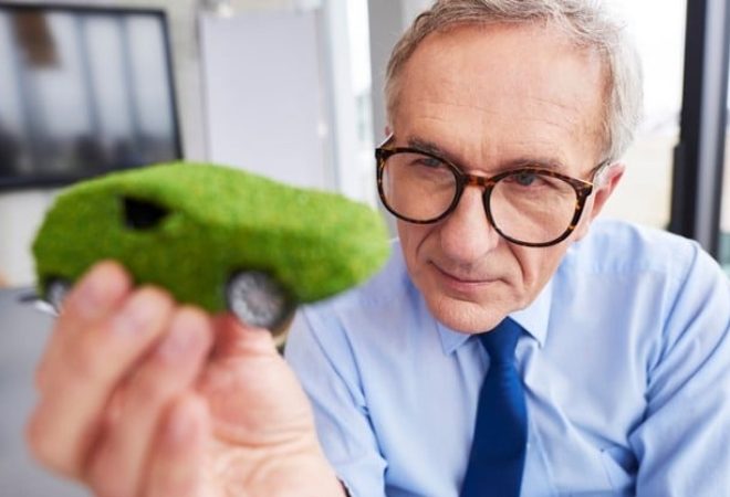homem-de-negocios-olhando-para-um-carro-ecologico_329181-19370