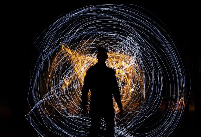 homem-de-tiro-medio-com-luz-dinamica