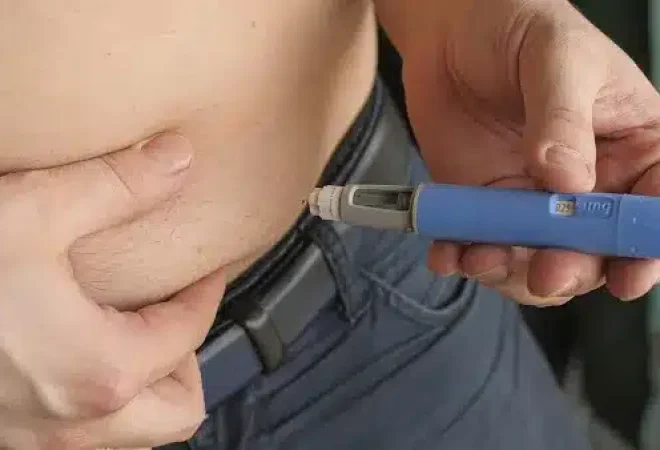 homem-injetando-semaglutida-na-regiao-da-barriga