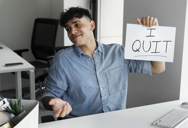 homem-sorridente-de-tiro-medio-deixando-o-emprego