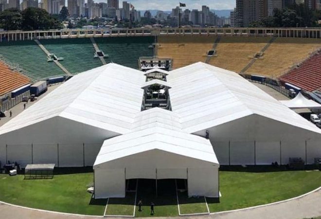 São Paulo SP 30 03 2020-Tradicional palco da final da Copa São Paulo de Futebol Júnior, o estádio do Pacaembu se transformou em um hospital com 200 leitos de baixa complexidade para auxiliar no combate ao Coronavírus! Vamos vencer esse jogo! Sinal de mão fechada foto Sérgio Souza
